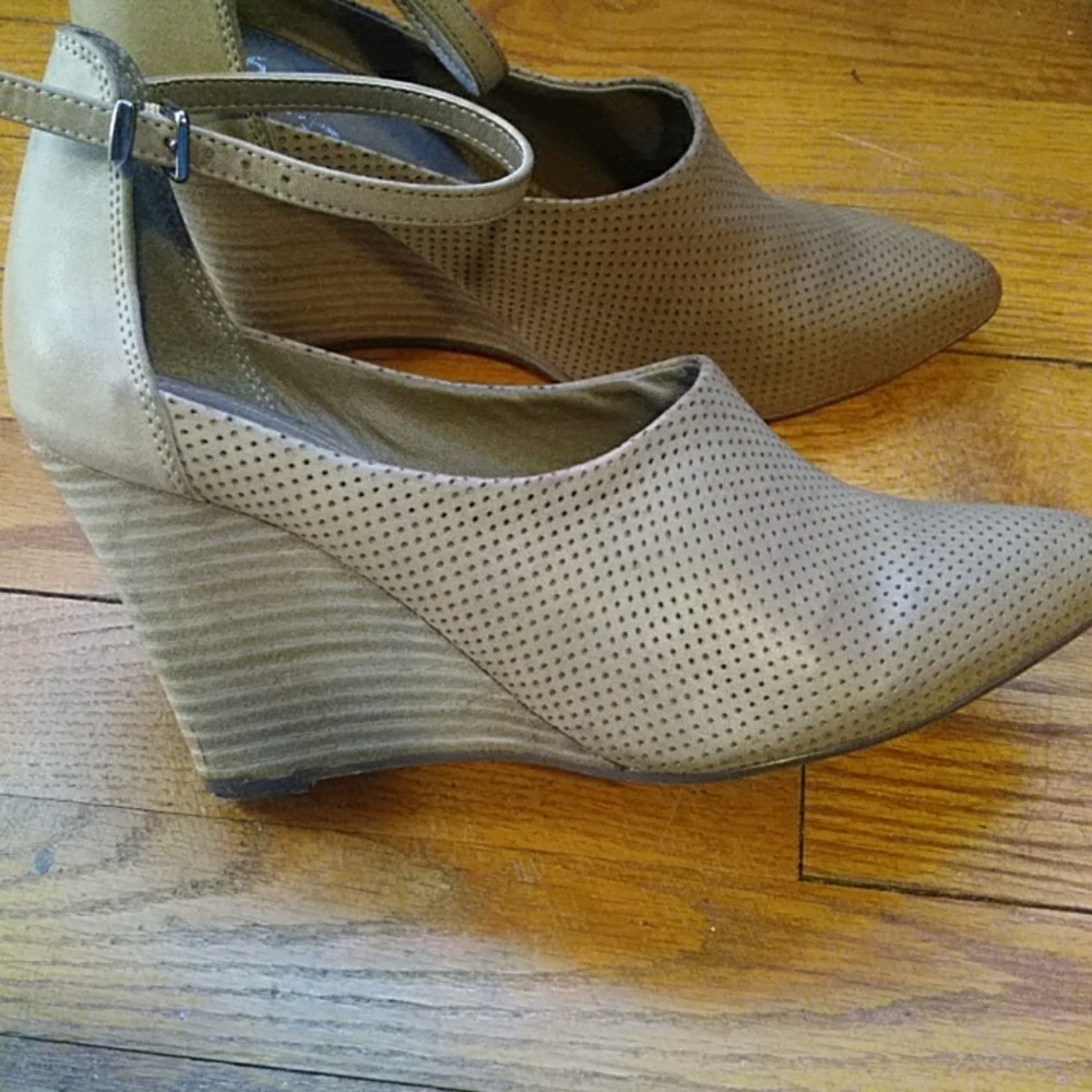 Shoes - Picture 2 of 4